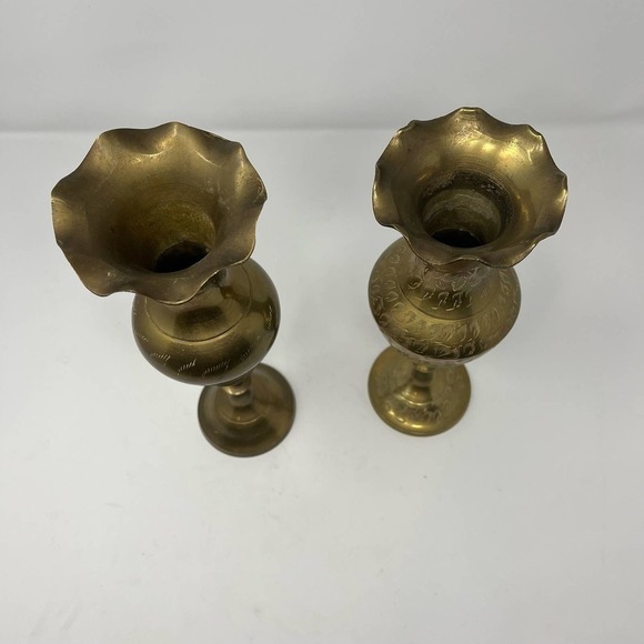 Vintage Pair of 2 Brass Engraved Scalloped Vases - Picture 3 of 6